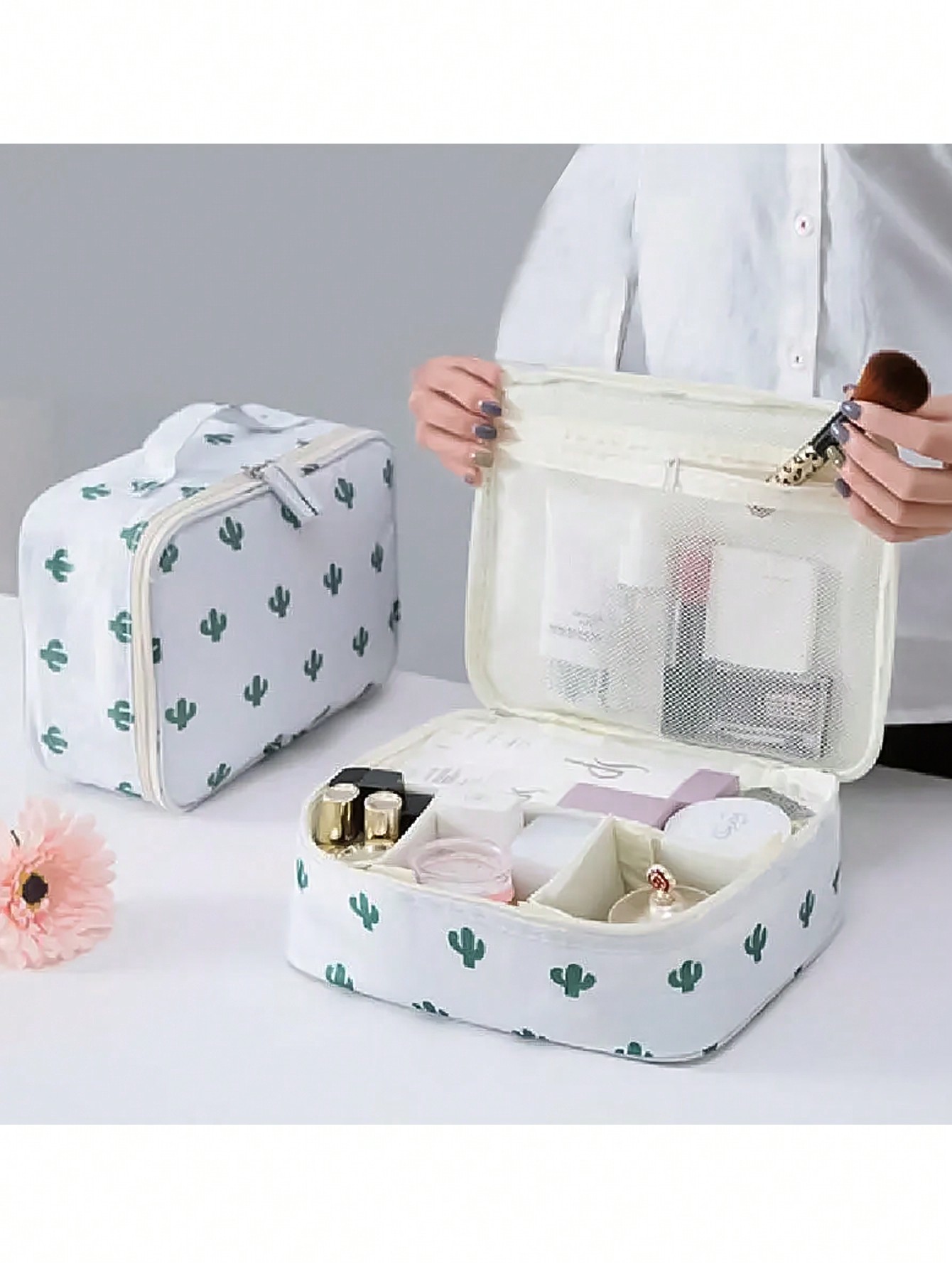 Tech Accessories Travel Bag - حقيبة مستحضرات تجميل مقاومة للماء بطباعة